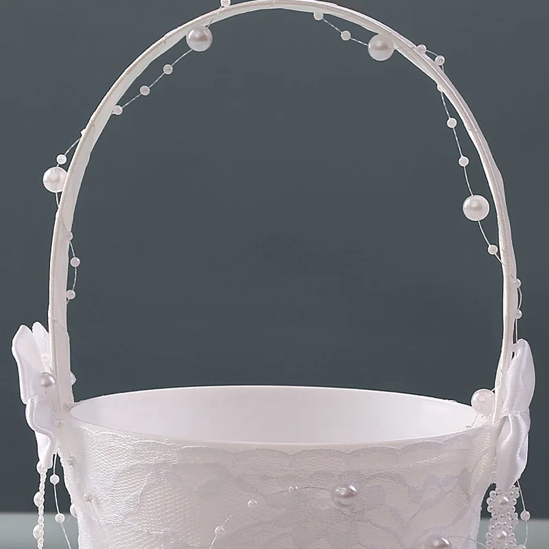 سلة زهور صغيرة بيضاء نقية لحفلات الزفاف ، دانتيل مرصع باللؤلؤ ، أسلوب بسيط ، الأوروبي والأوربي