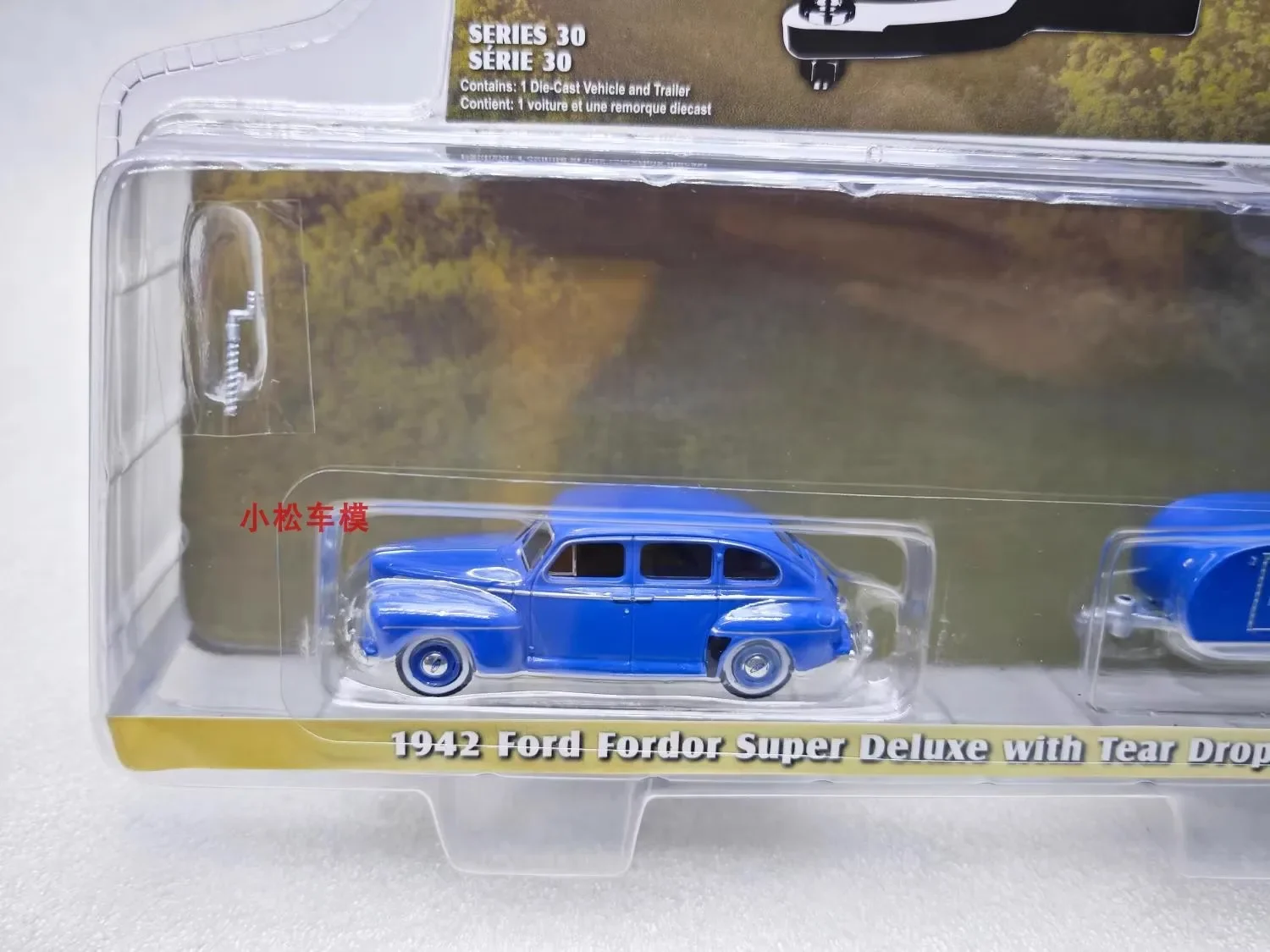 1:64 1942 Ford Fordor Super Deluxe dengan Tear Drop Trailer Diecast Model logam campuran mainan mobil untuk koleksi hadiah