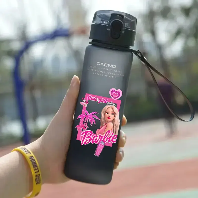 Barbie 560ML kubek na wodę przenośny plastikowy kreskówka dla dorosłych na zewnątrz o dużej pojemności sportowa butelka na wodę dla dzieci picie