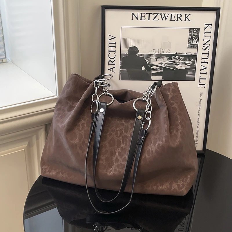 

2025 высококачественные темпераментные милые сумки для женщин, универсальные сумки на плечо в стиле ретро, большие вместительные сумки-тоут с леопардовым принтом