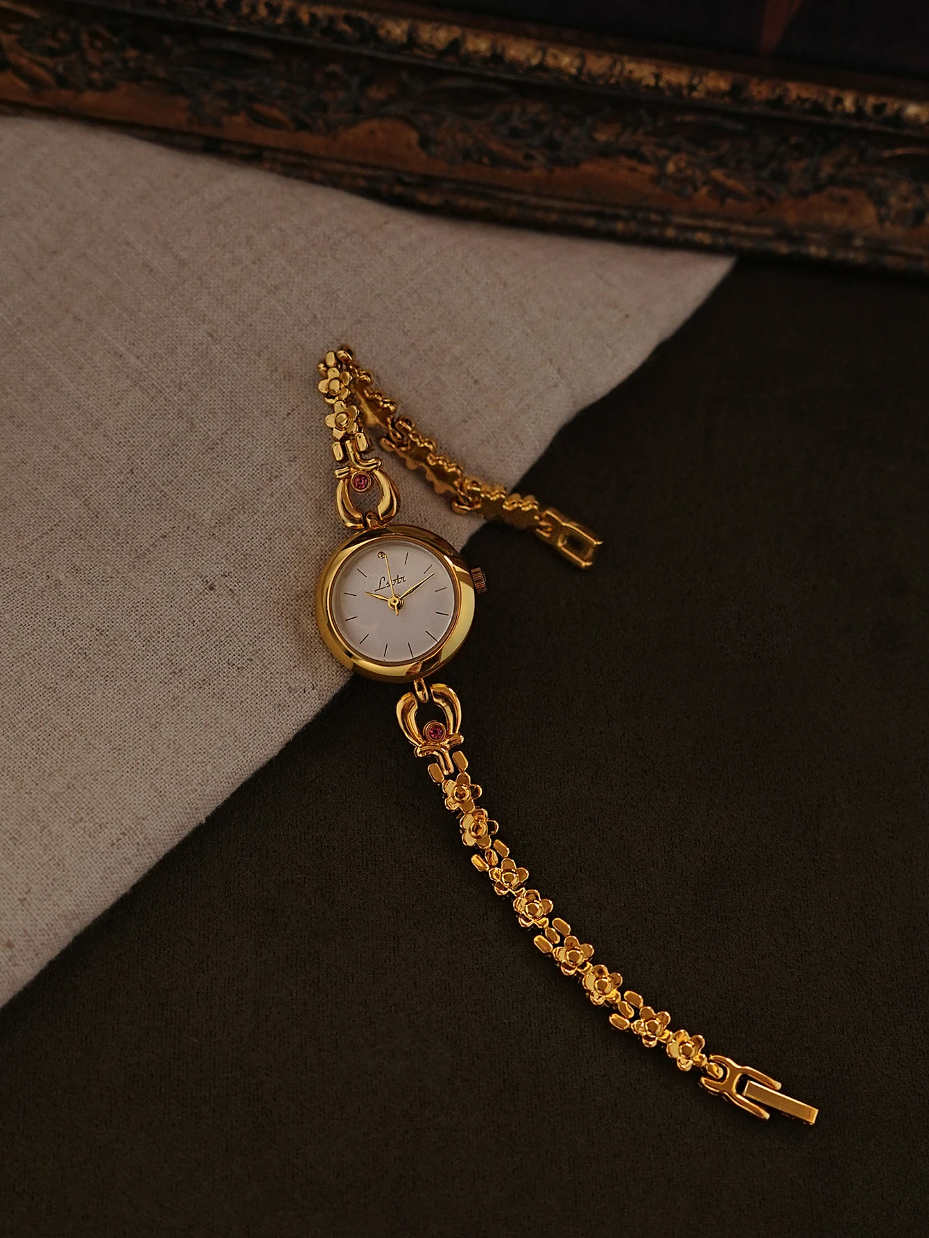 

1 new gold elegant compact ladies quartz watch small flower strap white dial simple niche ladies waterproof watch