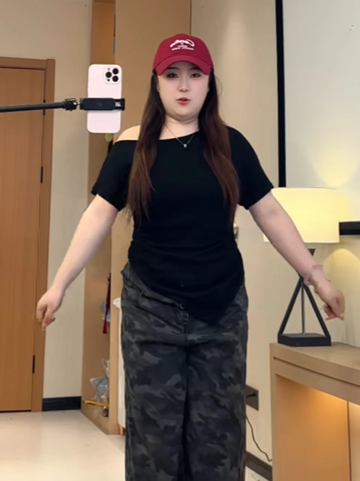 

Женская футболка больших размеров с открытыми плечами, коротким рукавом, летняя, универсальная, асимметричная, стройнящая, скрывающая недостатки фигуры