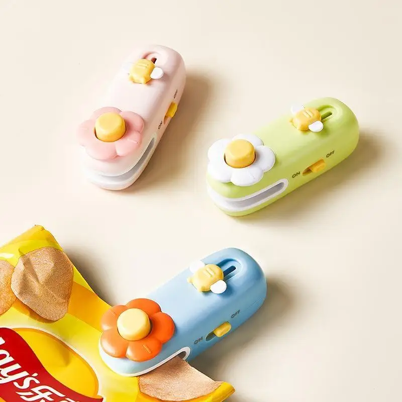 Mini Heat Bag Sealing Machine Plastic Bag Sealer Portable Thermal Plastic Bag Sealants Handheld Plastic Whit Cute Flower Bee