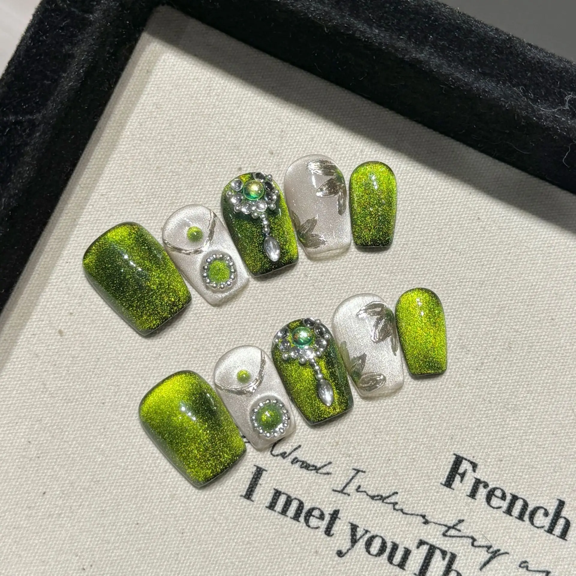 

10pcs Pure Hand Pressed Ultra-Short Coffin Nails Art,Beautiful Fake Nails,Fresh Green Cat's Eye Diamond,Suitable For Women
