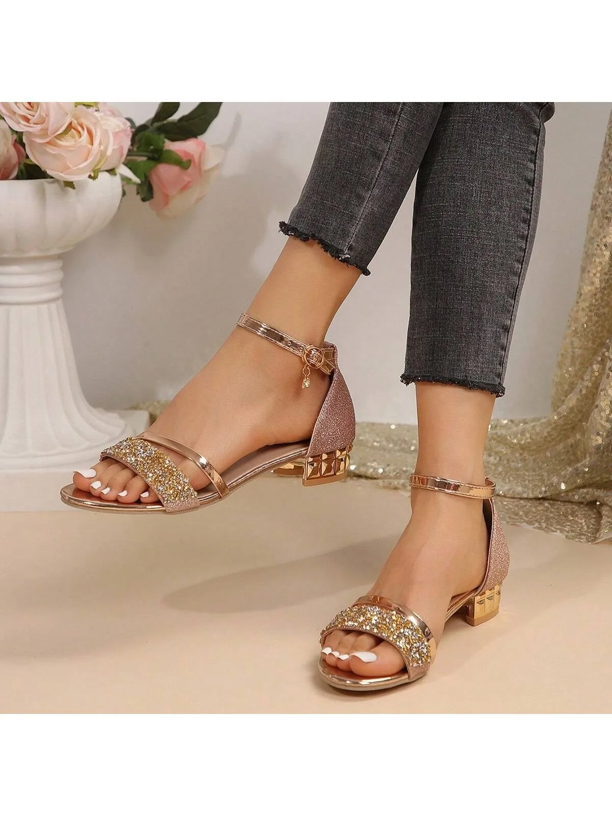Neue Modische Damensandalen 2026 Gold und Silber Niedriger Absatz Freizeitschuhe Damen Offene Zehen Sommer Leichte Modische Damenschuhe – Detail 5