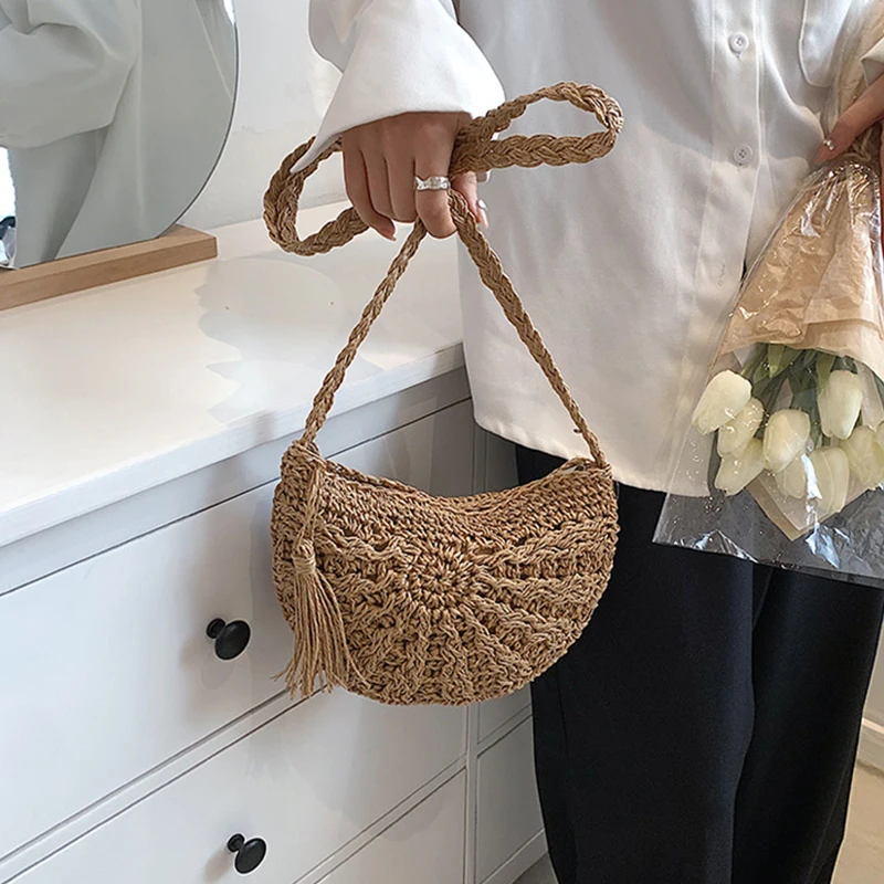 Fashion Semicircle Straw Woven Shoulder Crossbody Bag Travel Small Handbag Ladies Summer Handmade Rattan Tassel Design Beach Bag