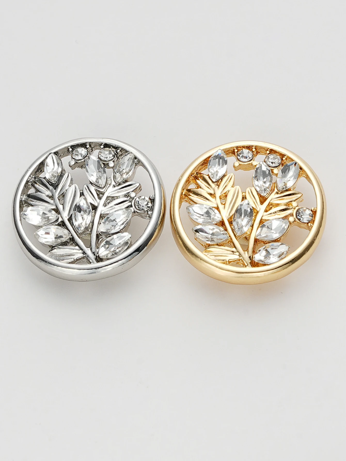 Exquisiter und Glänzender Runder Hohlrelief-Blumen-Metallknopf für Kleidung, Gepäck, Schmuck-Geschenkboxen, Seidenschal DIY-Zubehör