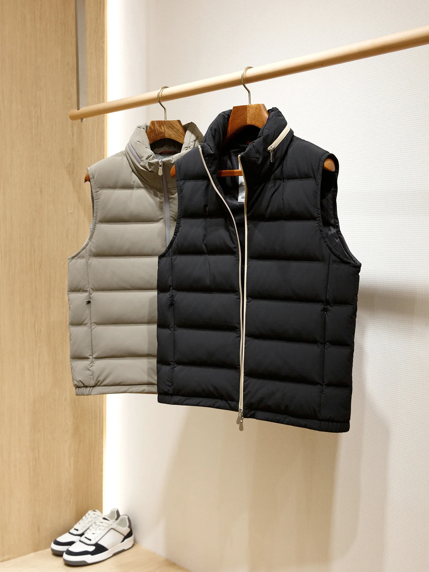 Cold-resistant coated nylon heat-sealed 90 white goose down stand-up collar down vest jacket