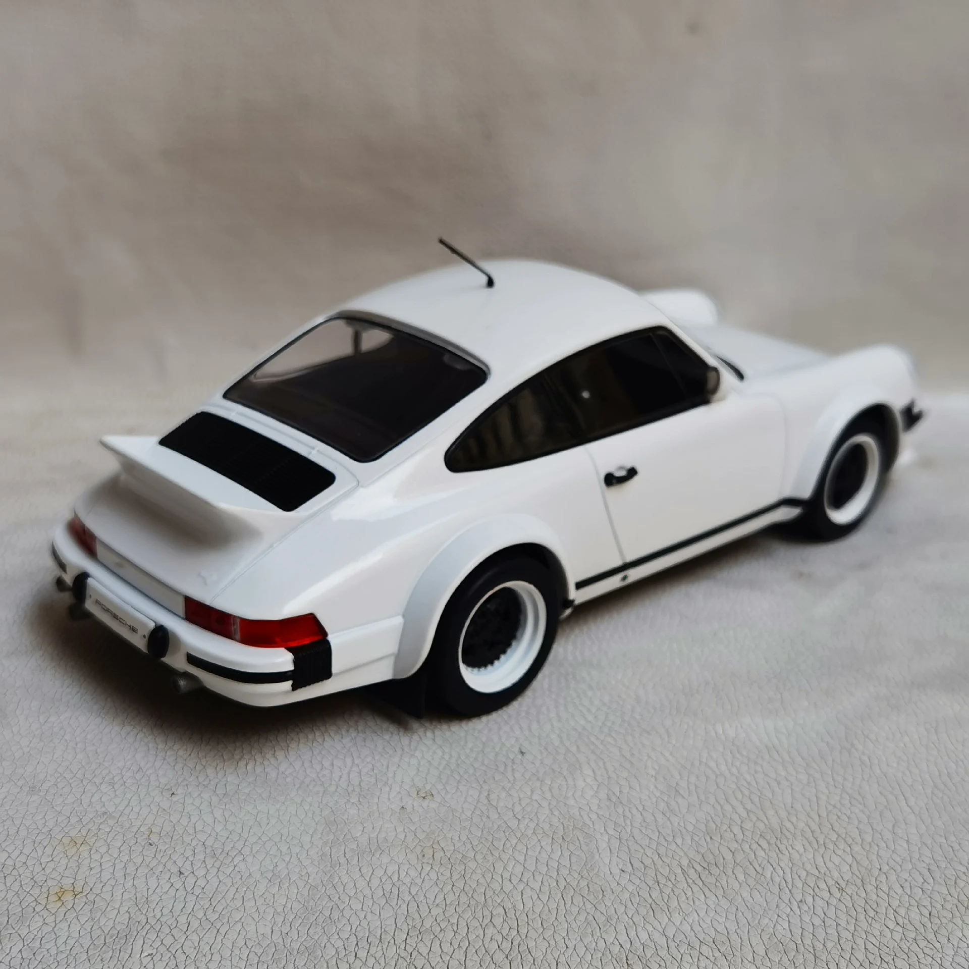 Druckguss IXO, Maßstab 1:18, PORSCHE 911 SC, Legierung, Automodell, Sammlerstück, Spielzeug, Geschenk, Souvenir, Display-Ornament