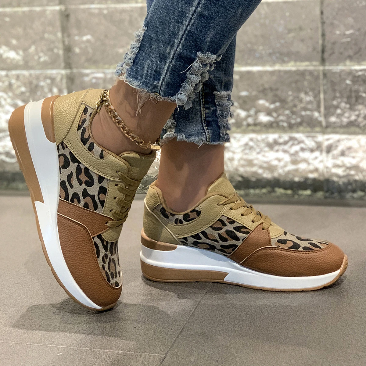 Sneakers da donna 2024 primavera autunno moda leggera Casual scarpe firmate poco profonde mocassini da esterno scarpe Sneakers Plus Size