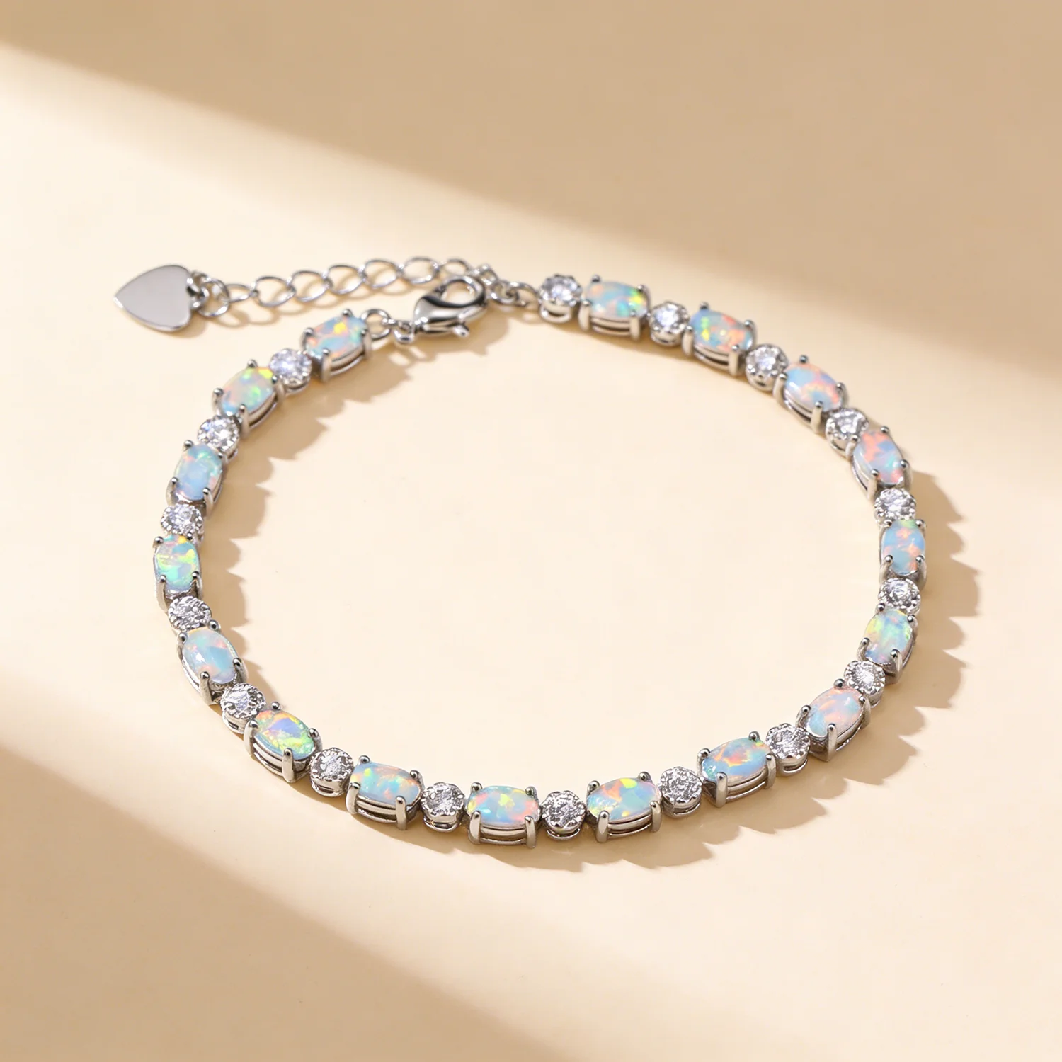 

Женский браслет с овальным опалом и круглым Цирконом