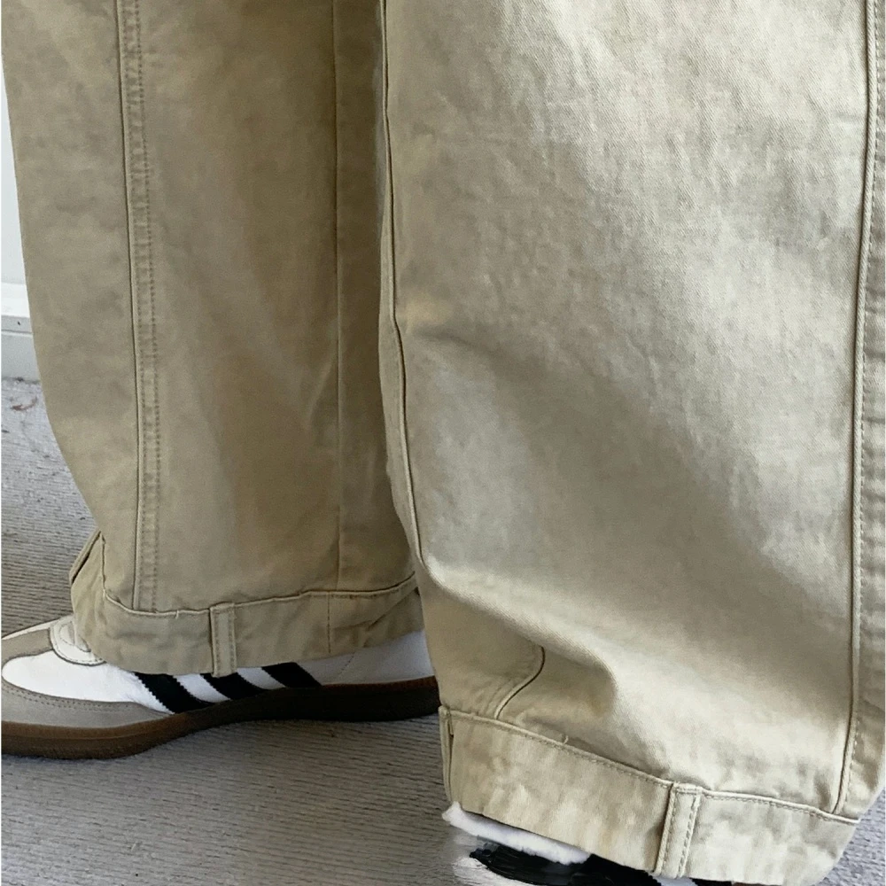 Unisexowe beżowe spodnie cargo w stylu japońskim z drapowaniem, prostymi nogawkami, wieloma kieszeniami, luźny krój, wysoka jakość, koreańskie spodnie męskie i damskie.