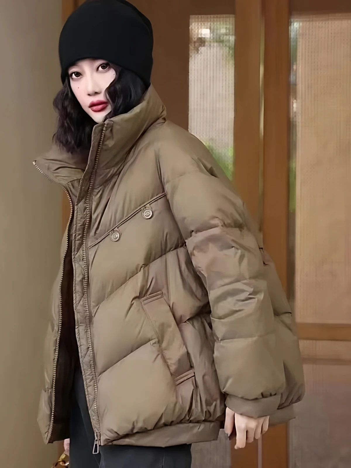 jaqueta-feminina-casual-de-inverno-leve-e-acolchoada-com-gola-alta-e-dois-bolsos
