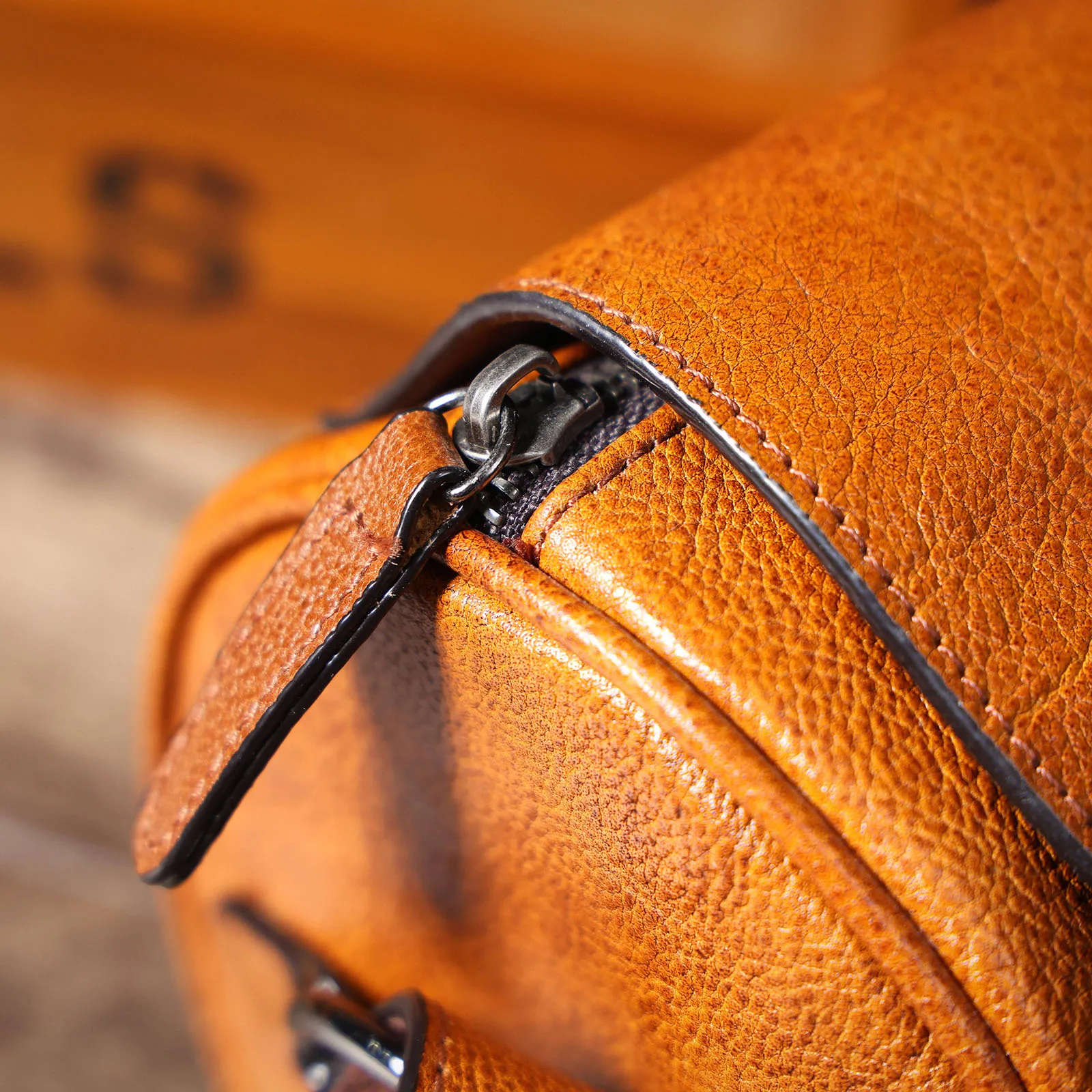 S.worker Echtleder Herren Mode-Umhängetasche aus hochwertigem Rindsleder, Unisex Handgefertigte Casual Zylindertasche – Detail 20