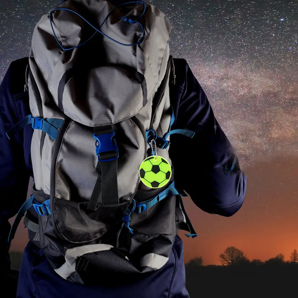 20 pçs futebol reflexivo chaveiro pingente design de futebol mochila ornamento para estudantes de segurança ao ar livre refletores em miniatura tote