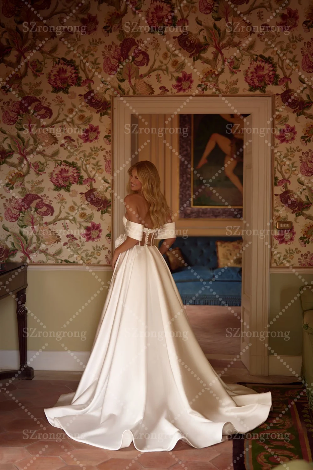 فستان زفاف حديث بدون أكتاف من الساتان مصنوع يدويًا من الزهور بوهو على شكل حرف a ثنيات بفتحة جانبية مع ذيل مصنوع حسب الطلب