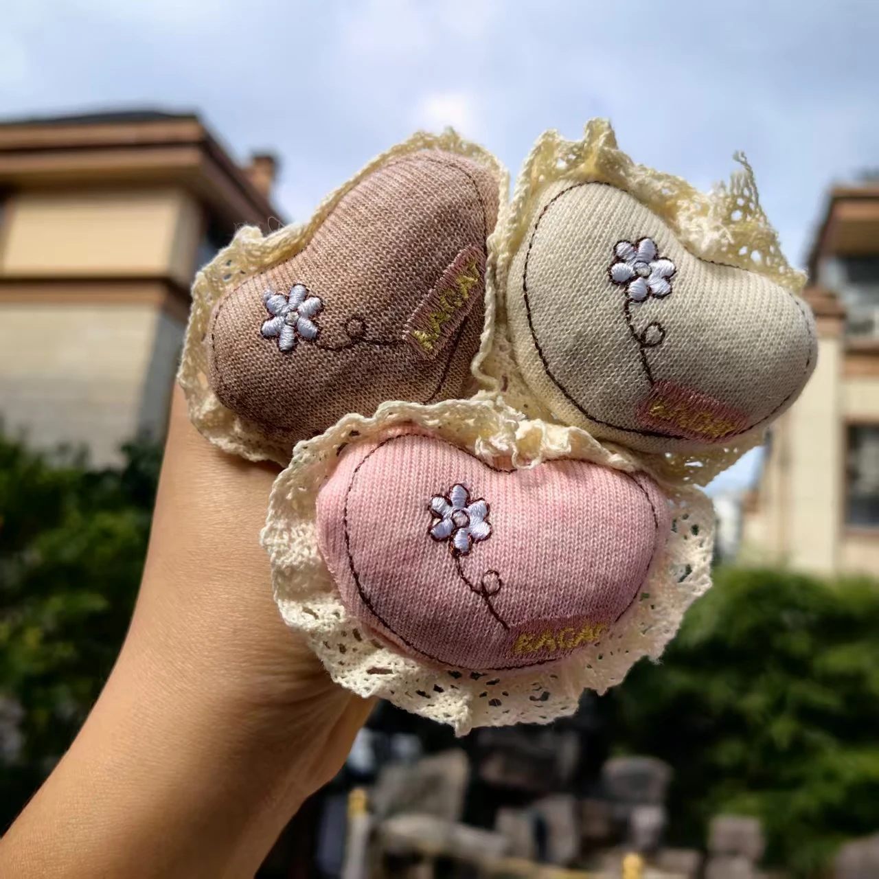 ที่วางโทรศัพท์แบบมีขนปุย ลายลูกไม้ รูปทรงบัลเล่ต์  วัสดุใยฝ้าย  ใช้ได้กับโทรศัพท์ทุกรุ่น เช่น iPhone และ Samsung