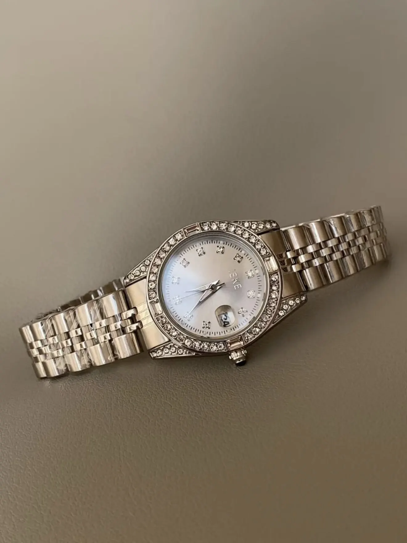 2026 Niche Design Women’s Quartz Watch Trend Simple Elegant Personality Women’s Watch Temperament Versatile Watch Birthday Gift