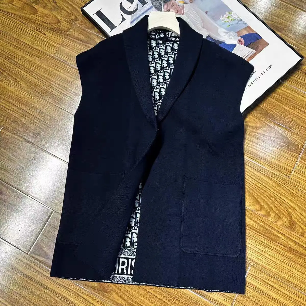 

New thickened women's sleeveless wool blend Lycra jacquard coat commuter coat for spring/Summer 2024