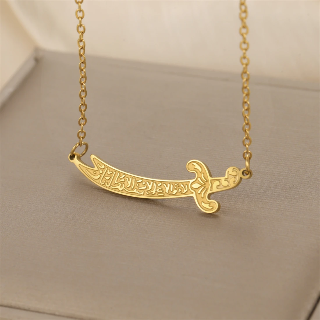 EUEAVAN Collares con Colgante de Espada Zulfikar de Acero Inoxidable con Grabado del Corán, Gargantilla Islámica de Espada Sagrada, Joyería Amuleto Musulmán al por Mayor