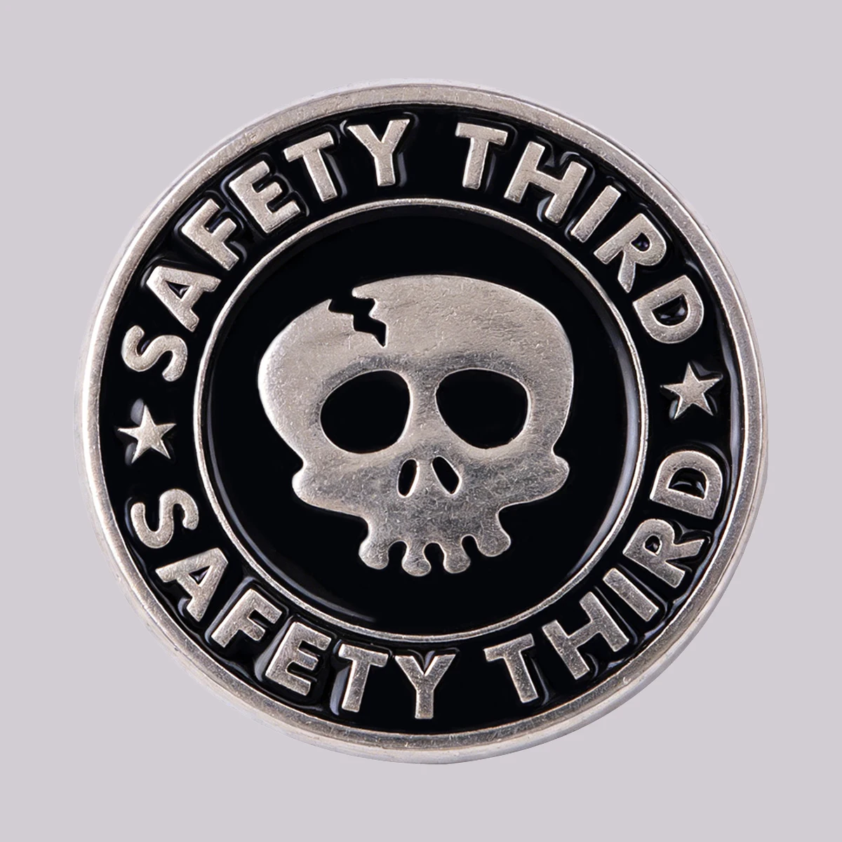 Sicherheit ist dritter Platz Emaille-Anstecknadel Totenkopf-Brosche Anstecker für Rucksack Kleidung Accessoires Modeschmuck Freundschaftsgeschenke