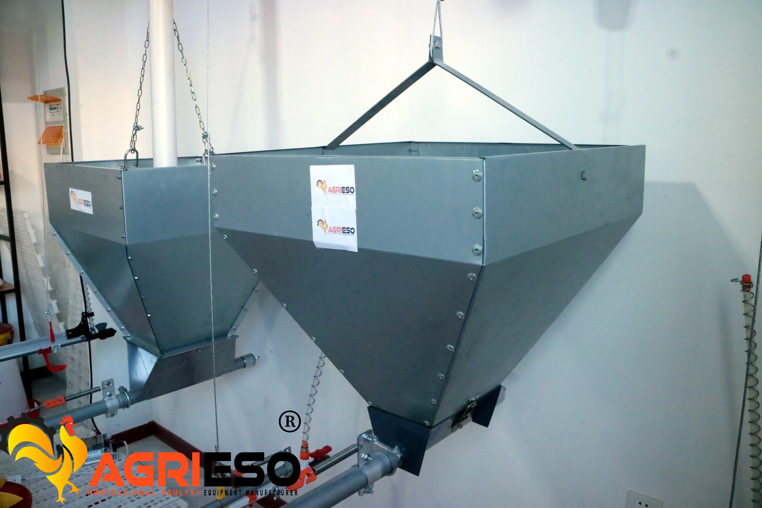 Automatic Poultry Feeder Broiler Chicken Floor System Hopper Feeder ...