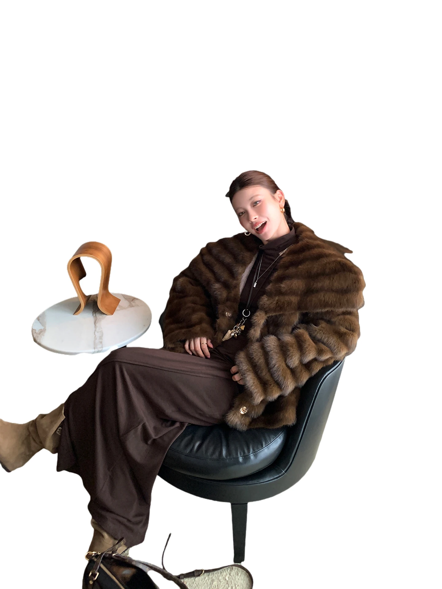 A generous collar faux mink eco-friendly fur coat for women in winter, laid-back and warm