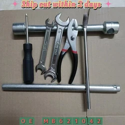 Rear Door Work Tools For Mitsubishi  Montero Pajero Shogun V20 V30 V40 1989-1999 MB621042