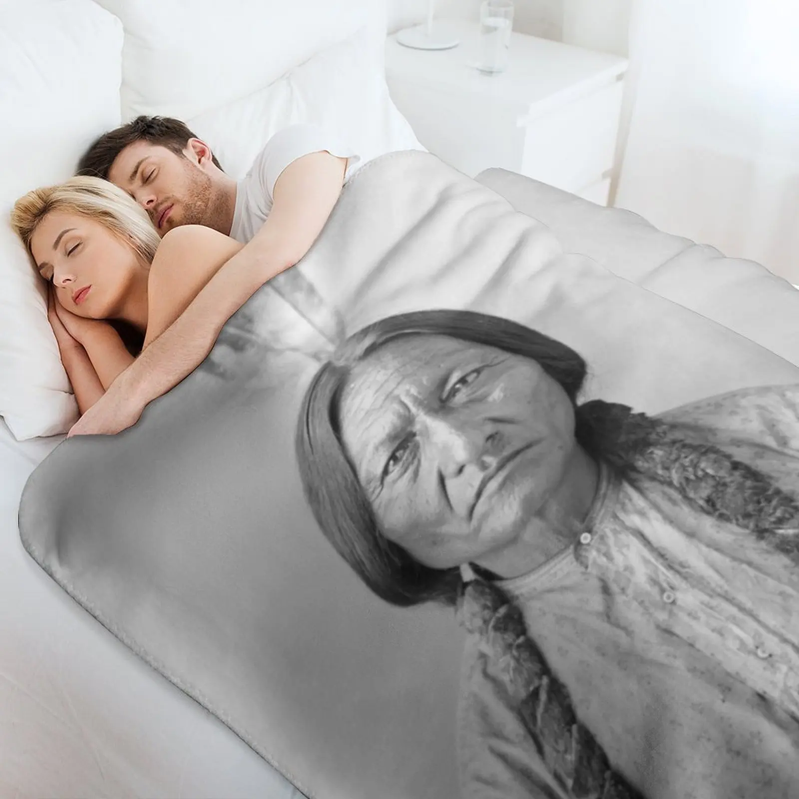 يجلس الثور Hunkpapa لاكوتا زعيم يقف روك الولايات المتحدة الأمريكية صورة السكان الأصليين أبيض وأسود HD عالية رمي بطانية