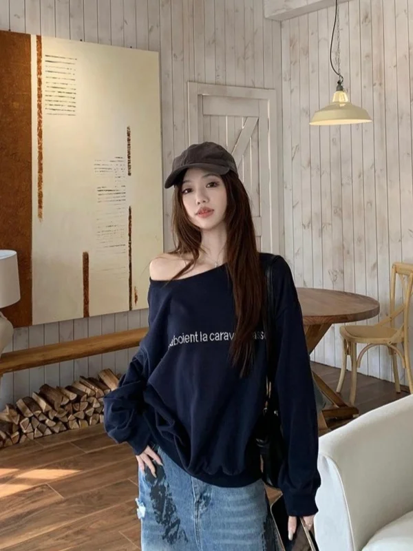 

Американский свободный свитшот с длинными рукавами для женщин, новинка осени 2025, винтажный топ с открытыми плечами в стиле Spicy Girl, с принтом-надписью