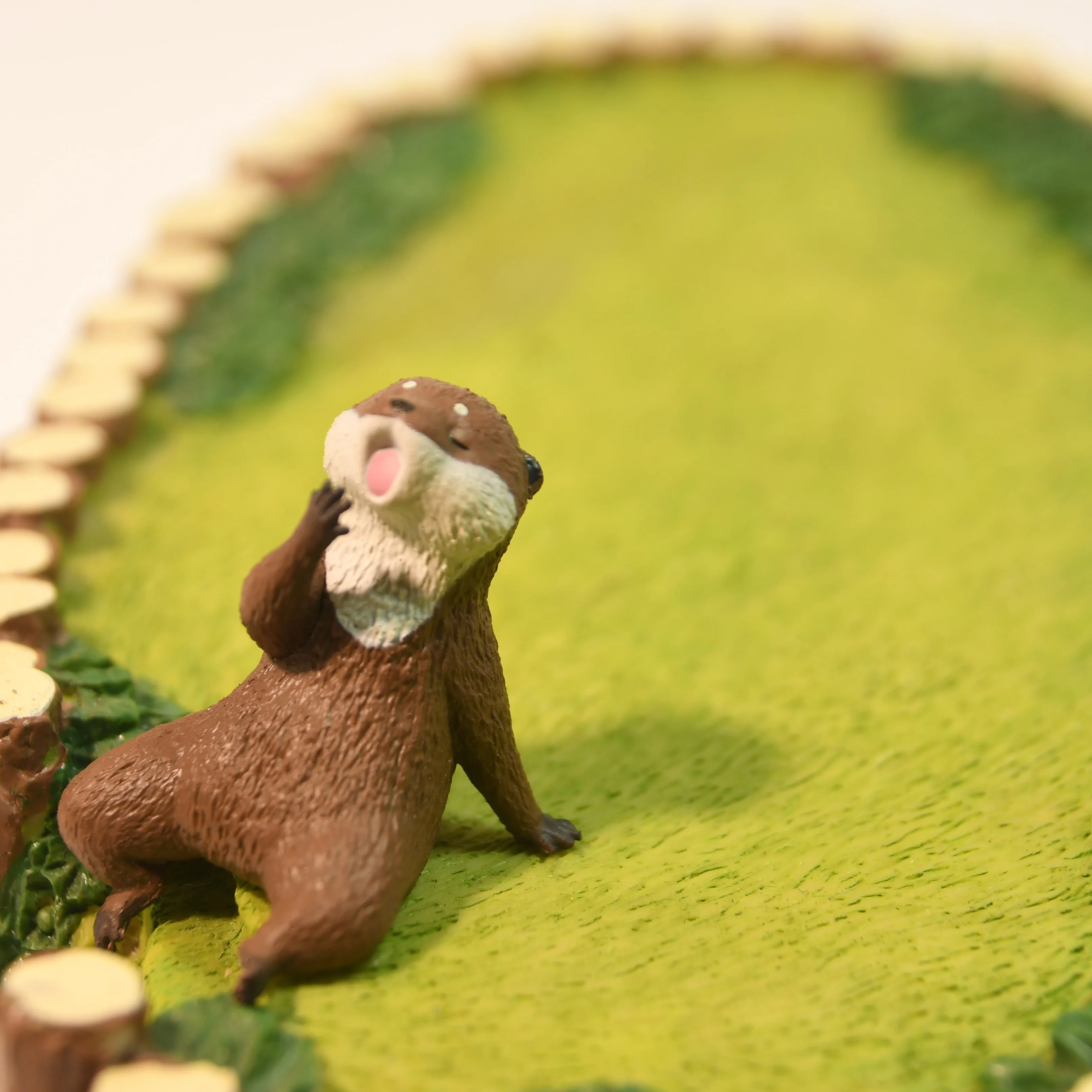 Zabawki kapsułkowe Yell, urocze leniwe małe otory morskie odpoczywające na krawędzi po południu, leżące, machające pyszczkiem, siedzące, figurki ozdobne zwierząt.