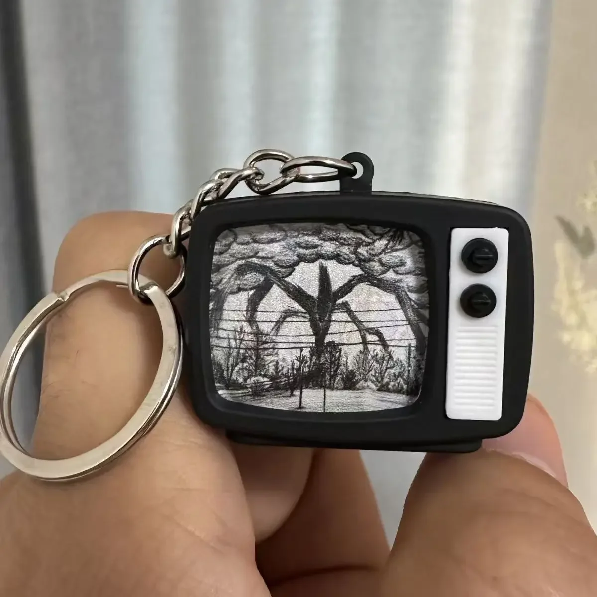 Stranger Things Mini TV llavero encanto llavero campana colgante llavero bolsa accesorios Prop