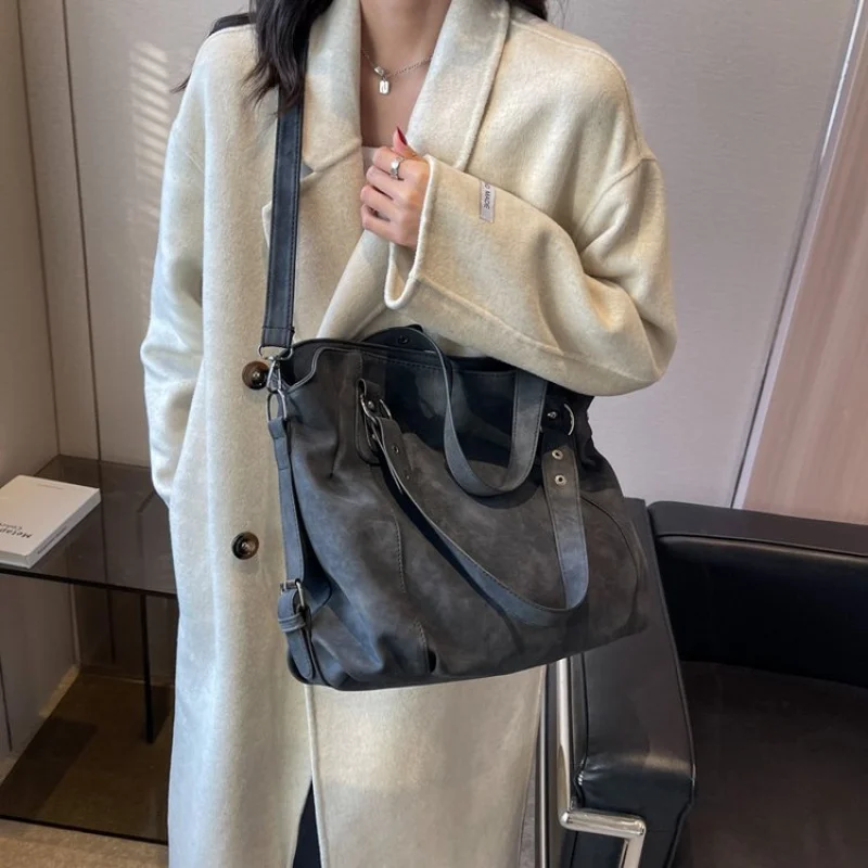 

Высококачественная минималистичная уникальная большая сумка со стильным буквенным логотипом для женщин, модная, модная, повседневная, элегантная кожаная сумка через плечо