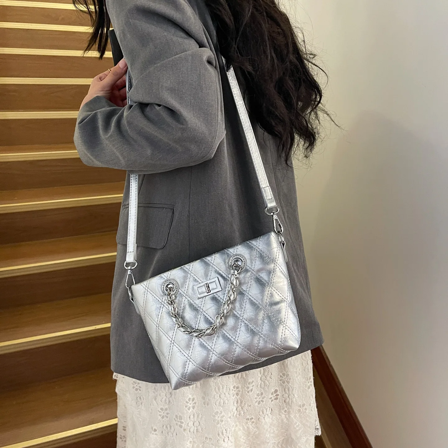 حقيبة سلسلة ألماس فضية، حقيبة ساعي Xiaoxiangfeng النسائية، حقيبة يد بتصميم متخصص لصيف 2025 النسخة الكورية الجديدة