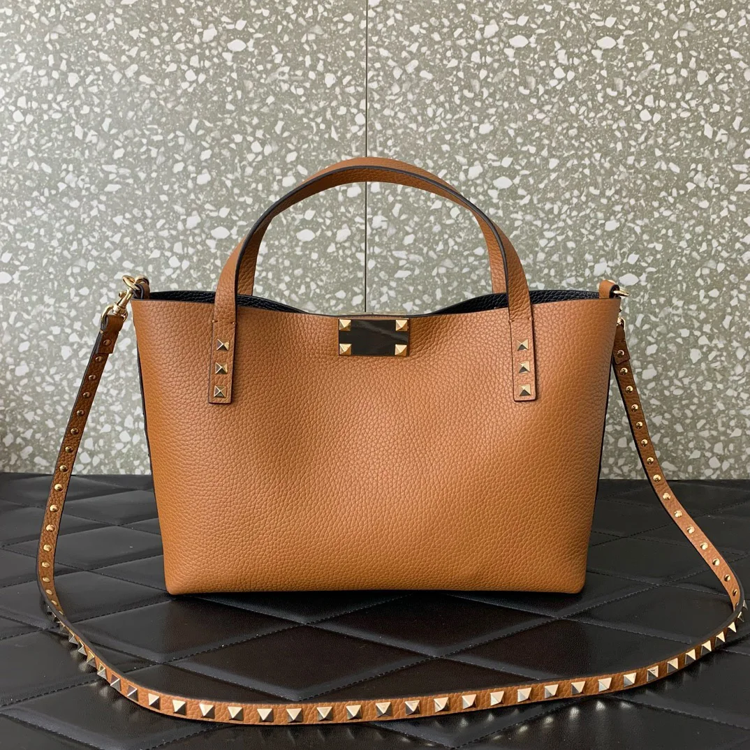 Women\'s bags Stylish Tote Bag Modern Design, Durable Leather, Fine Gold Rivets Detail, Perfect for Everyday Carry