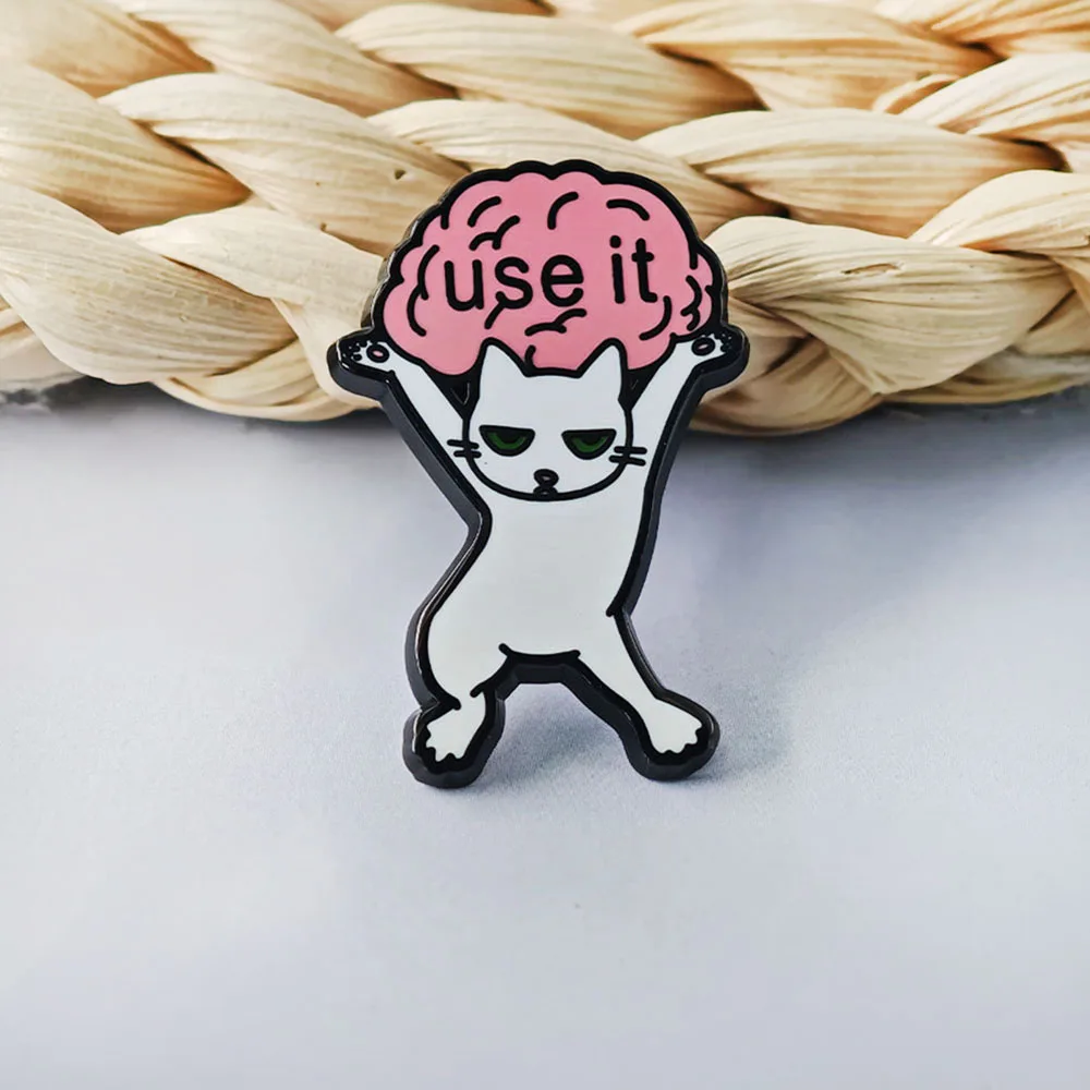Lustige Katzen-Emaille-Pins mit sarkastischem Meme-Motiv, niedliche weiße Kätzchen-Metallabzeichen, Rucksack-Anstecknadel, Schmuckgeschenk – Detail 4