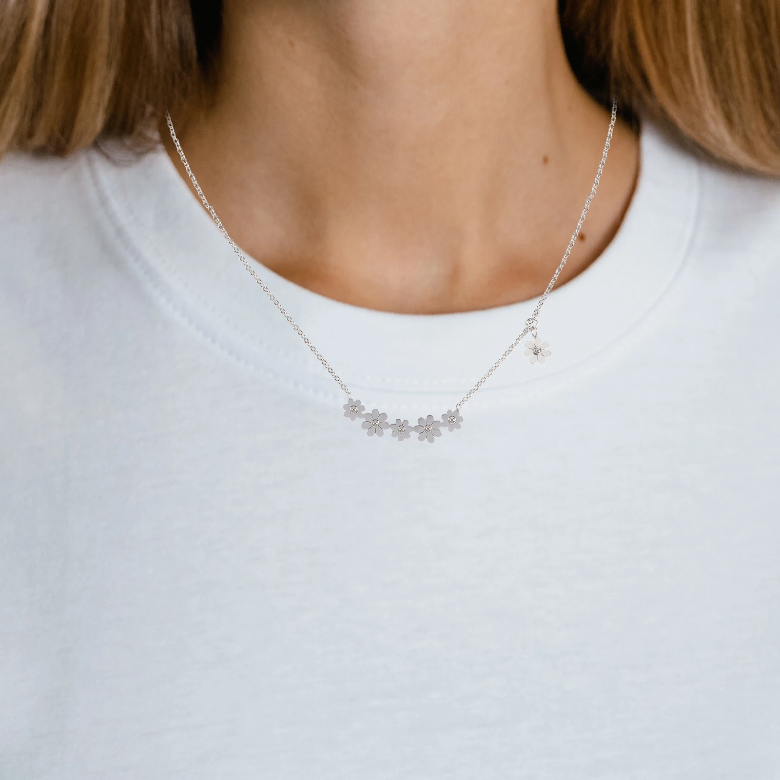 

Flower Necklace for Women Aesthetic Metal Alloy Chain Retro Simple Color Charm Pendant Long Wear Safe Gift Option