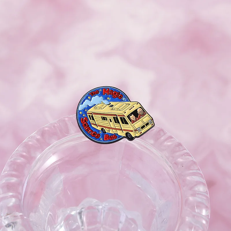 Волшебный научный автобус, эмалированная булавка, брошь на лацкане, индивидуальный текст, время, шаттл, автобус, волшебный аниме, металлический значок, ювелирное изделие, подарок для друзей, детей