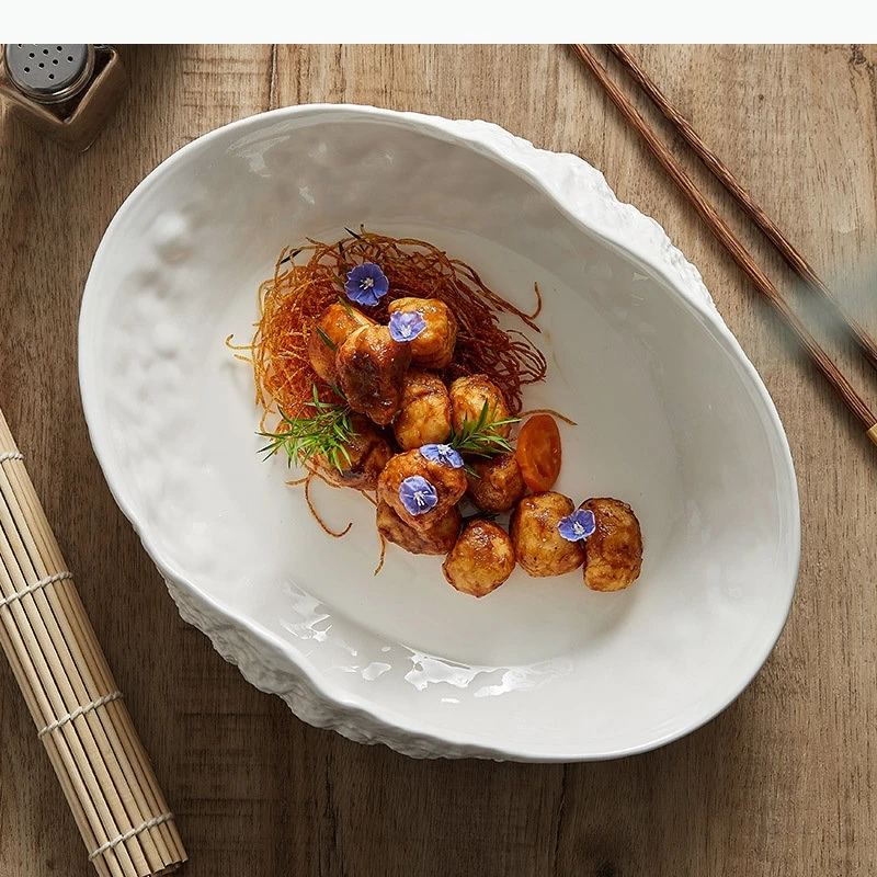 Prato de sopa oval branco puro com padrão de rock, mesa de cozinha minimalista, prato de jantar em forma de concha, prato principal de cerâmica