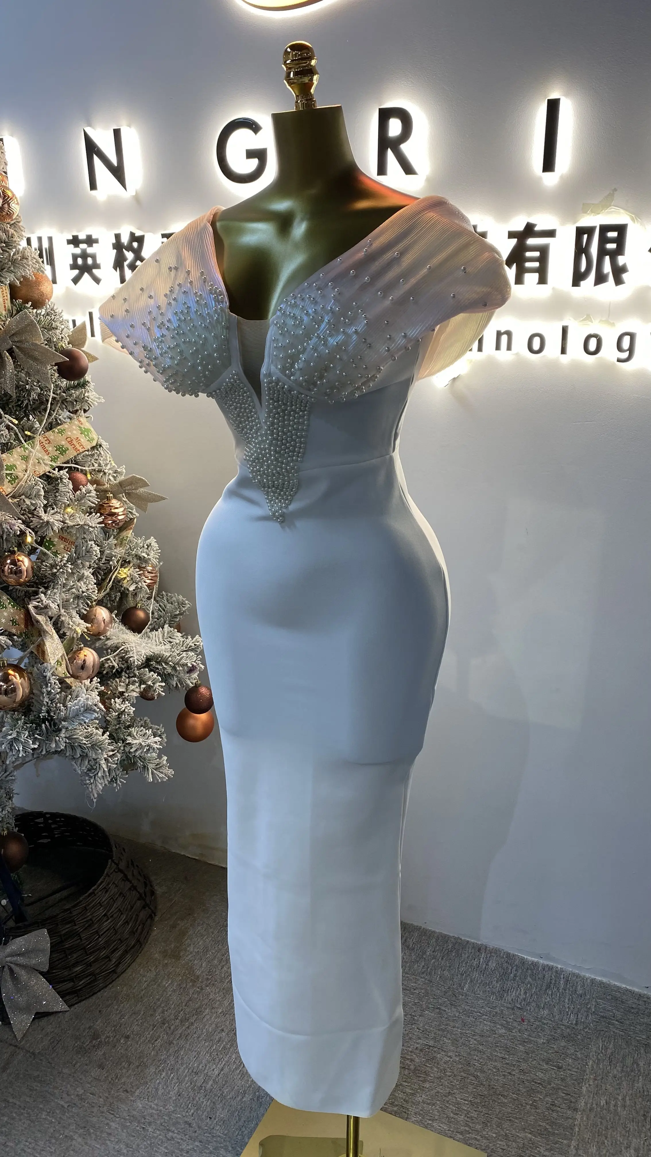 Custom-made, luxurious, and elegant floor-length evening gowns, perfect for women adorned with tassels.-GZXX128