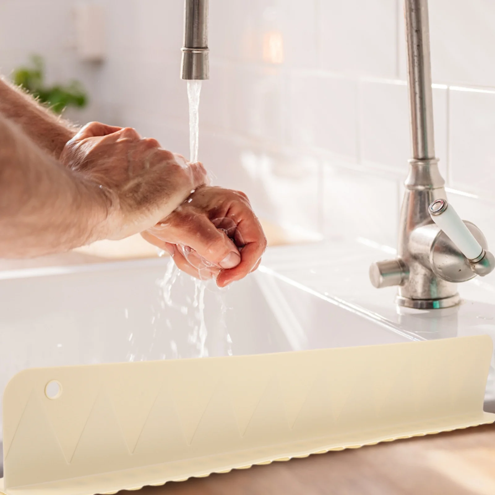 

Waterproof Sink Baffle Guard Kitchen Household Anti-Splash Board Home Use Plastic Water Splashing Barrier Raised Design Easy