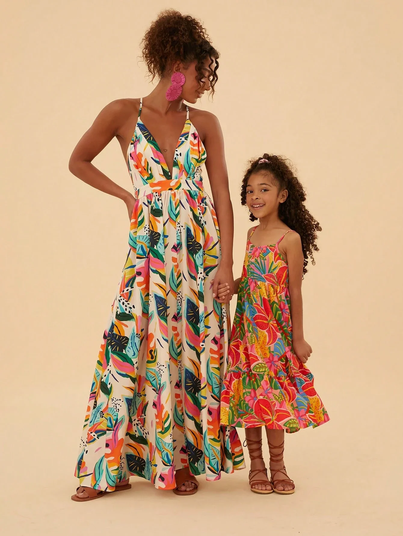 

Женское макси-платье с V-образным вырезом и тонкими бретелями с тропическим цветочным принтом