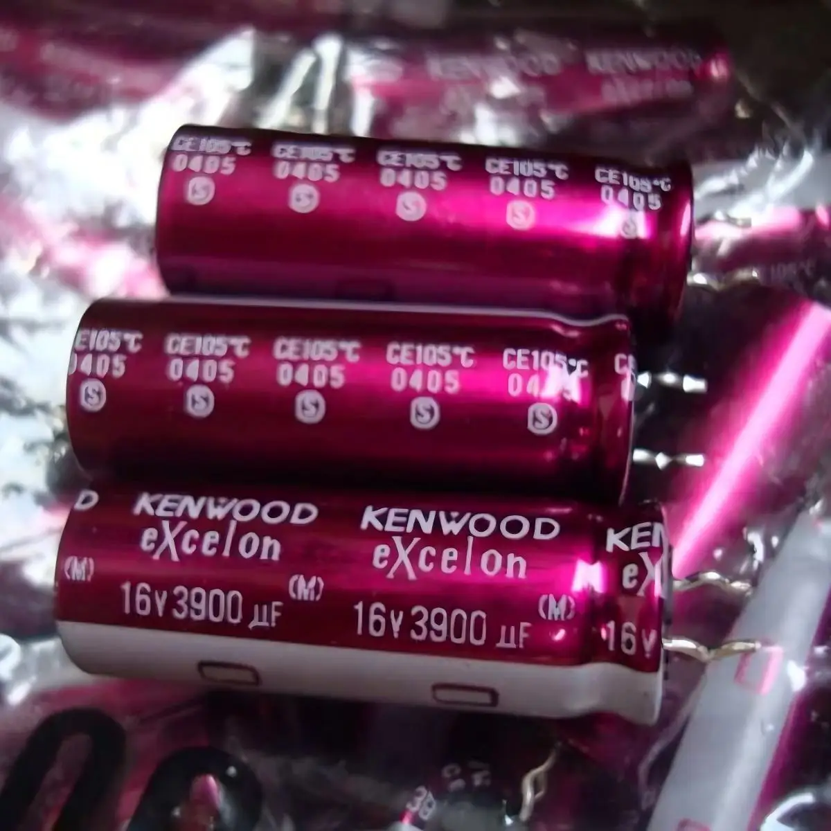16V 3900UF ELNA customizes EXCELON (copper terminal) 16V 3900UF purple-colored audio capacitor. The size is 12.5 * 35mm.