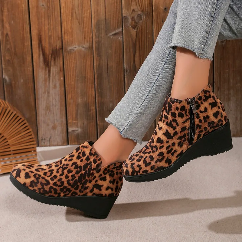 

Новинка 2023 года, женские модные полусапожки с круглым носком, осенне-зимние новые стильные ботильоны без шнуровки больших размеров, ботинки на танкетке