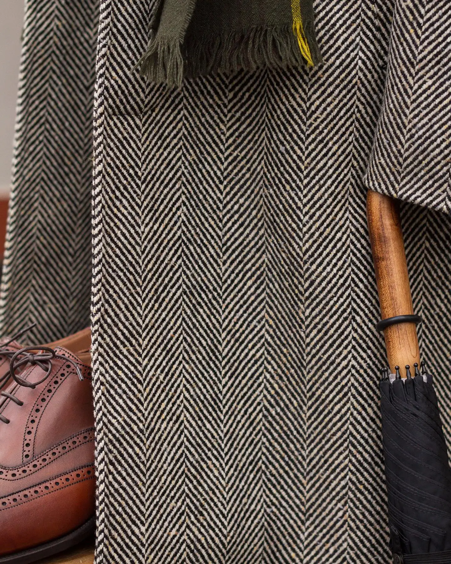 Męska kurtka w stylu klasycznym z wzorem w jodełkę, dopasowany krój, kołnierz z klapami, idealna na wesele lub studniówkę.