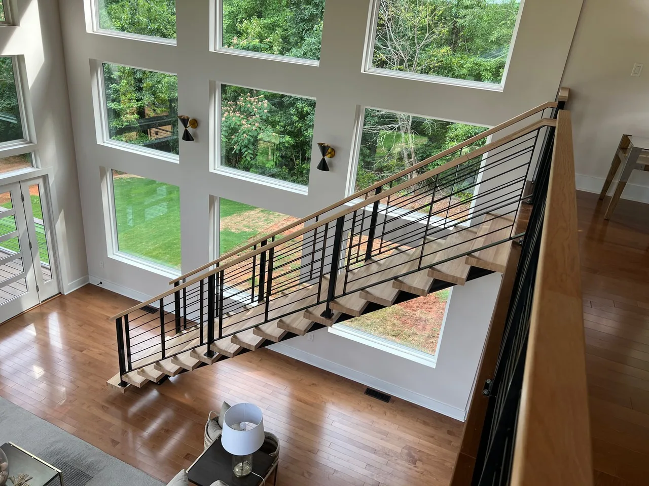 カスタマイズ可能な耐久性と現代性を兼ね備えた木製階段で、快適な家の移動を実現します。