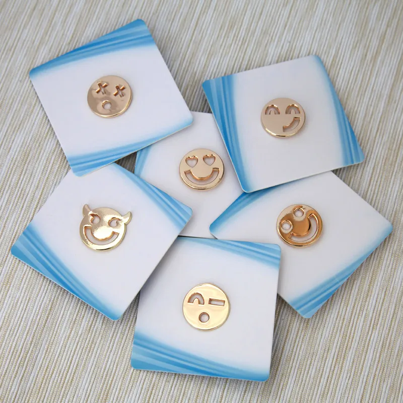 1PC Smile Face Korean and Japanese Game Cartoon Hollow Alloy Expression Brooch Badge Butterfly Buckle Decoration Craft Gift
