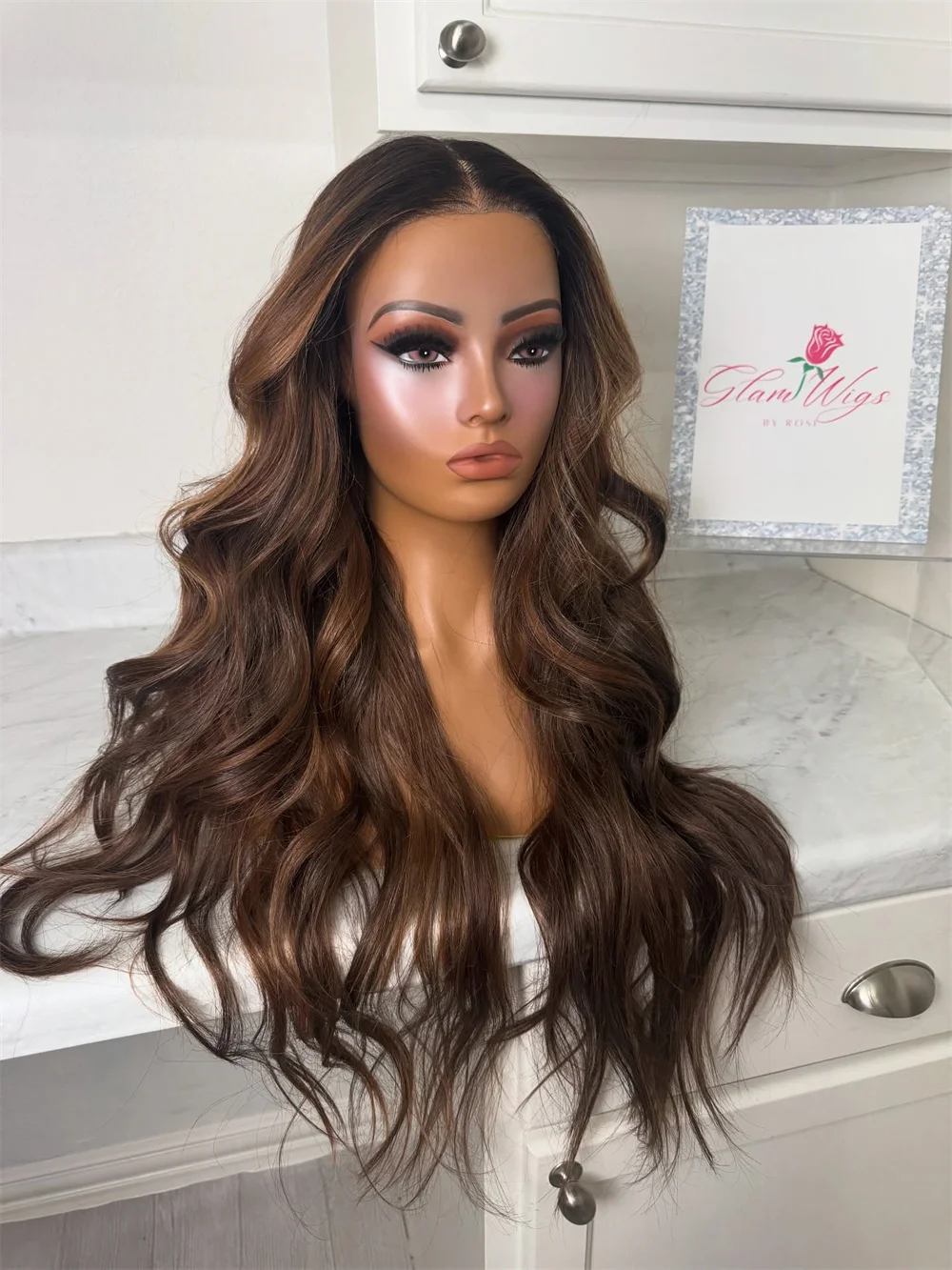 

Шоколадно-коричневый HD парик шнурка для женщин Красновато-коричневый цвет 13x4 Объемная волна Парики фронта шнурка Синтетический бесклеевой парик Wear and Go