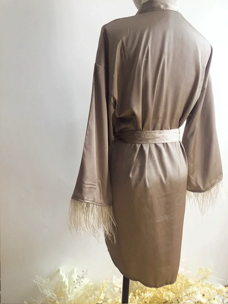 Bata corta de color café para dama de honor, Kimono sedoso con plumas, de manga larga, para novia