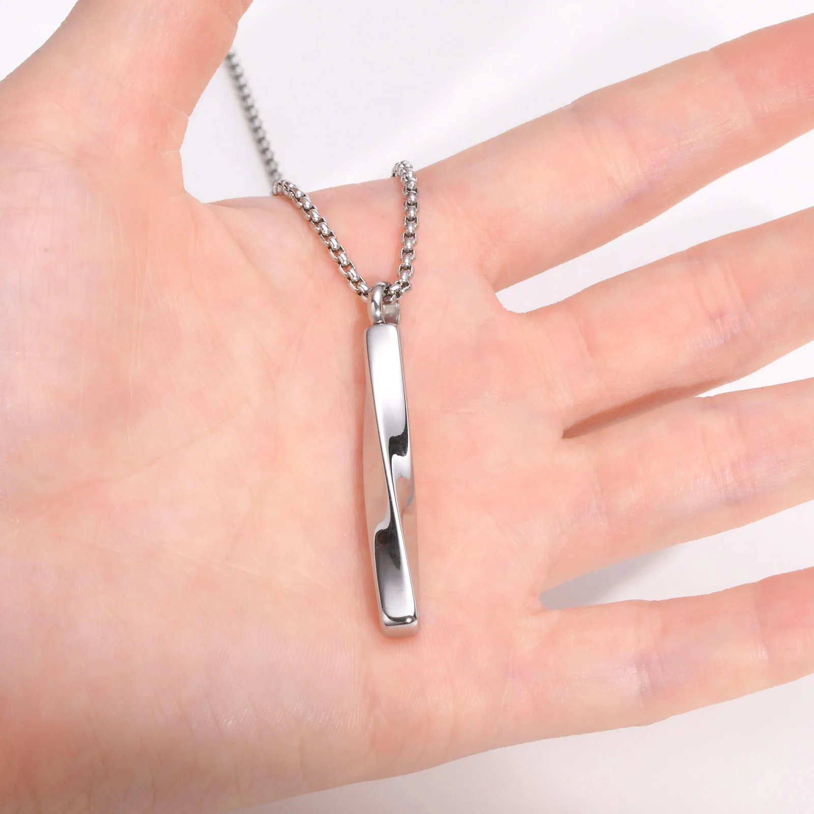 Stilvolle Mobius Halsketten für Männer, Wasserdichte Edelstahl Twisted Vertikale Bar Anhänger Kragen Geschenke Schmuck, Kann Geöffnet Werden – Detail 3